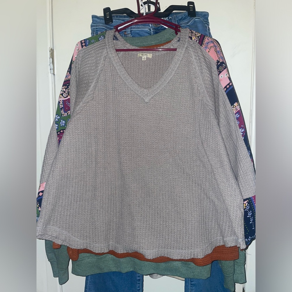 Womens medium used Light Taupe Waffle Knit V-Neck Sweater